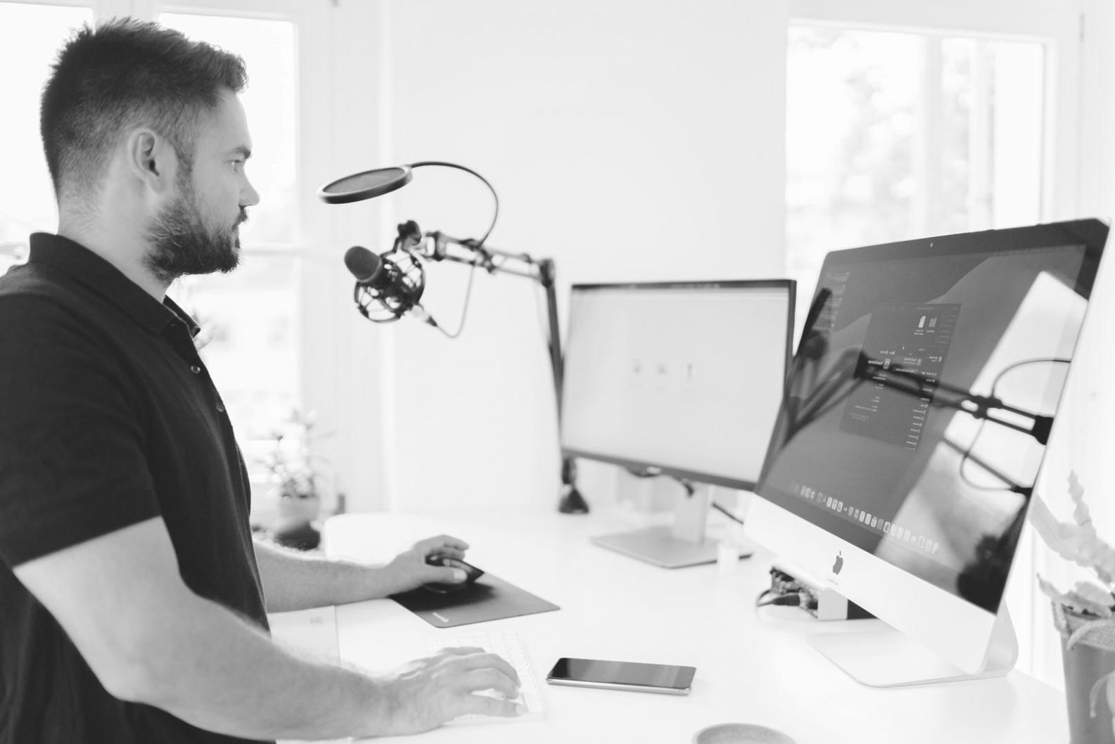 Session de formation en analyse financière avec des professionnels autour d'une table de travail