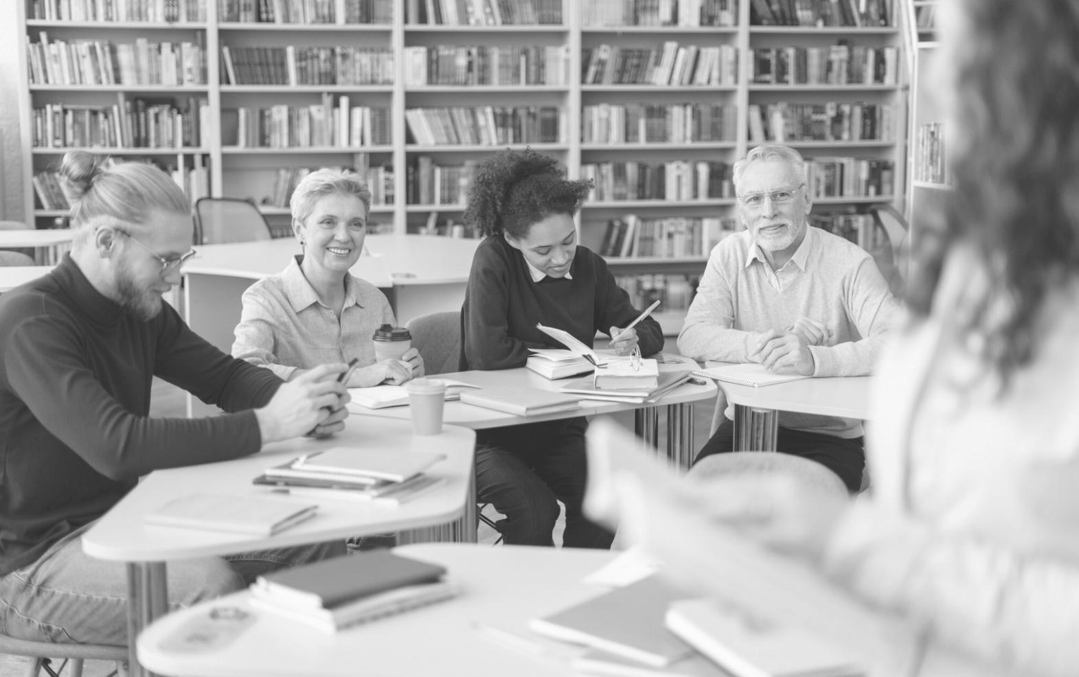 Espace de formation moderne équipé pour l'apprentissage collaboratif