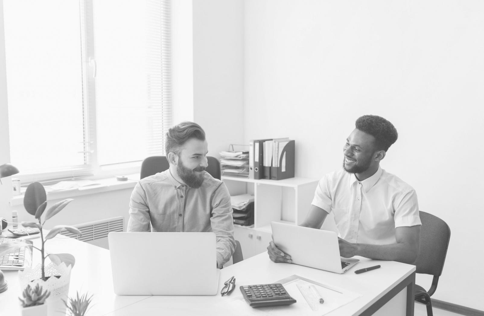 Experts en analyse financière travaillant sur des rapports sectoriels détaillés